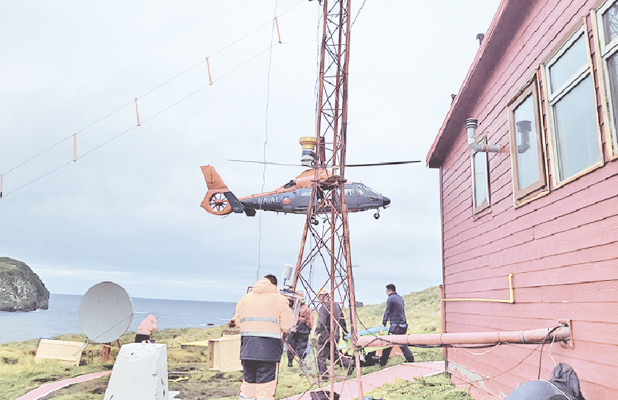 Meteorólogos de la Armada instalan  equipos en el “Faro del Fin del Mundo”
